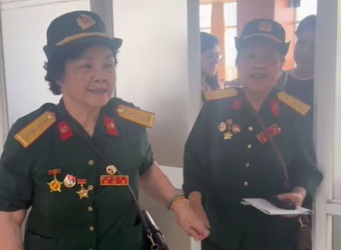 Đời có thể quên chúng mình, nhưng chúng mình đừng quên nhau