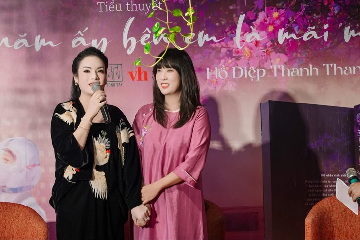 Ca sĩ Tân Nhàn dành 100 triệu mua tiểu thuyết ‘ngôn tình’ của Hồ Điệp Thanh Thanh