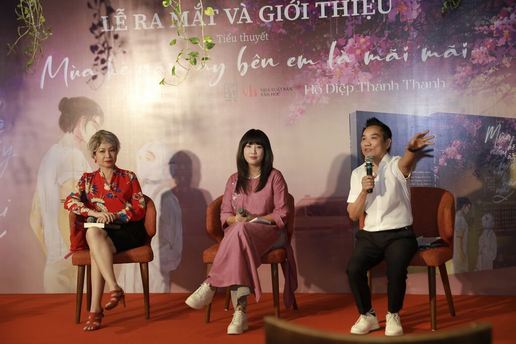 Nữ nhà báo viết tiểu thuyết lay động về tình người