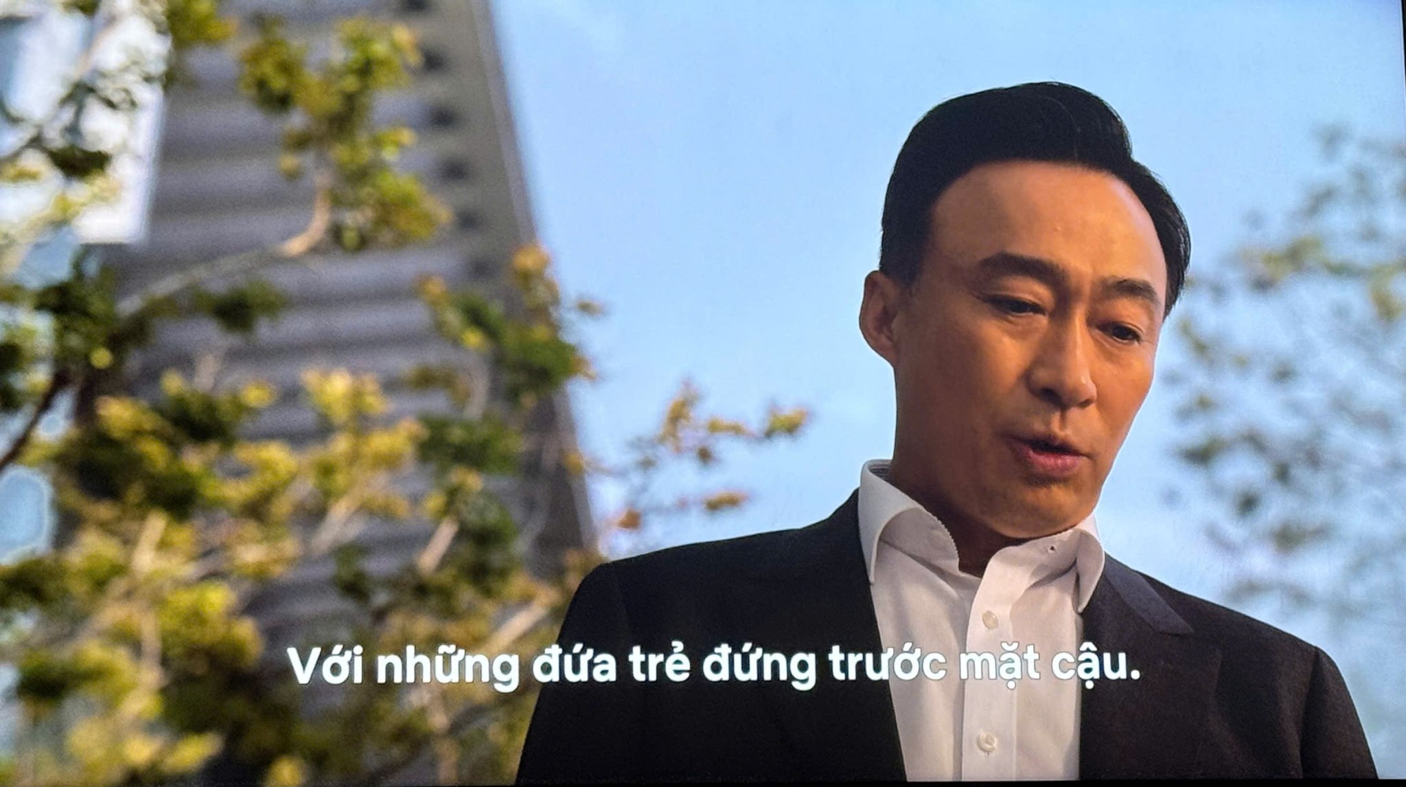 Phân cảnh chia tay xúc động giữa Thẩm phán trưởng bị kỷ luật, rời Tòa án vì sai phạm của mình và hậu bối- người đã được ông giúp trở thành người lớn tử tế 