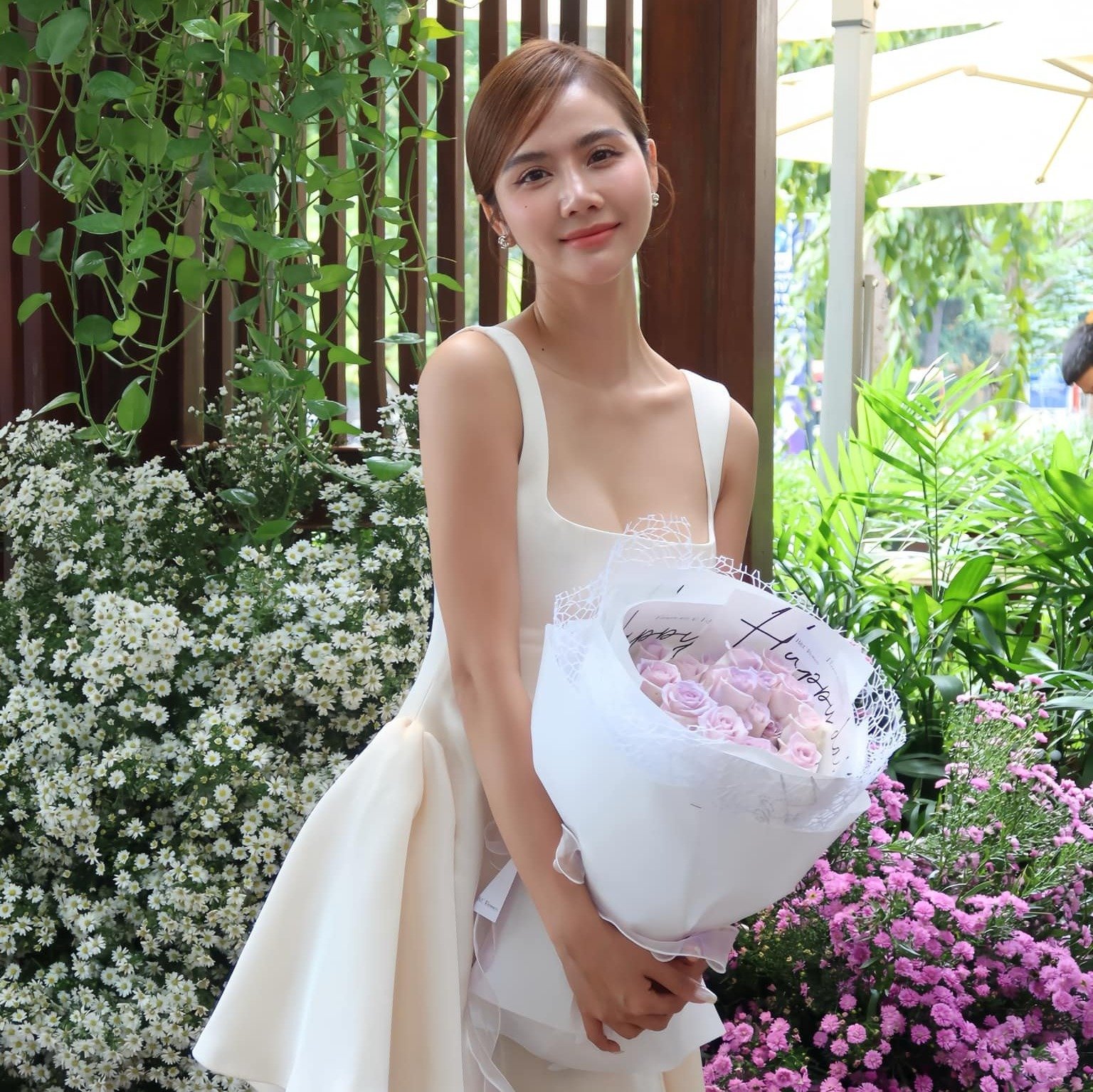Diễn viên Huyền Lizzie thu hút sự chú ý khi xuất hiện với đầm trắng gợi cảm. Cô được nhận xét ngày càng xinh đẹp, quyến rũ hơn.